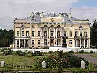 صور Alexandrinsky Palace, Neskuchny garden متحف